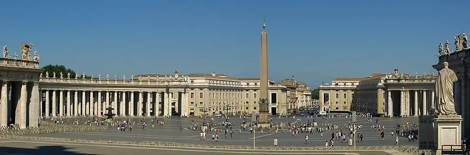 Vue des palais depuis la place Saint-Pierre