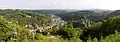 Vue de Vianden depuis la gare amont avec, à droite, son château.