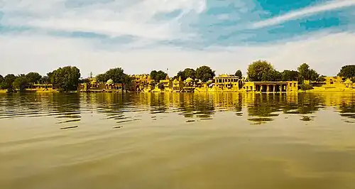 Vue panoramique du lac Gadisar