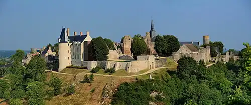 Vue de Sainte-Suzanne, depuis le Tertre Ganne.