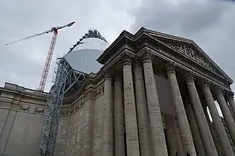 Détail de l'échafaudage et de la grue Potain MDT 178 (flèche : 60&nbsp;m, charge en bout 1,5&nbsp;t).