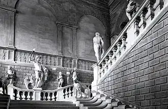 Escalier avec des statues. Photo par Paolo Monti, 1979.