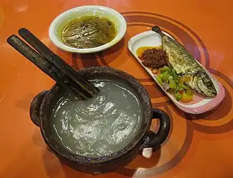 Papeda, kuah kuning (traduction littérale : soupe jaune) et ikan tude bakar (poisson grillé). En sauces : rica-rica (en) et dabu-dabu (en).