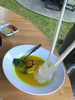 Papeda et kuah kuning.