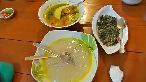 Papeda avec du poisson épicé et des tagas-tagas (un mélange de feuilles de manioc, de fleurs de papaye et de patates douces).