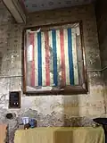 Papiers peints bleu-blanc-rouge qui dateraient de la Révolution.