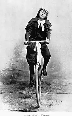 Mlle Paquita Urrutia, l'une des premières femmes cyclistes du Guatemala ; elle était la fille de l'ingénieur bien connu Claudio Urrutia