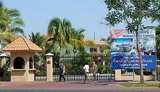 MexiqueEntrée du « Paradise Village Grand Marina Villas » à Nuevo Vallarta (es).