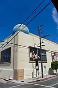 Globe surmontant le Stage 21, situé à l'angle sud-ouest des studios, intersection de Melrose Avenue et Gover Street.