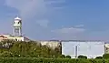Château d'eau et mur peint avec un ciel bleu cachant les archives du studio