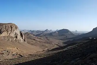 Photo d'un paysage de montagnes et de l'Assekrem.