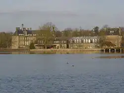 Parc, étang  et château.