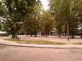 La partie est du parc, avec un manège.