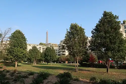 Le sommet de la tour Eiffel vue du parc.
