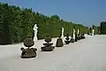 Topiaires et statues, le long de allée de l'Été.