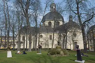 Parc de la Hauteur, chapelle de la Pitié-Salpêtrière avec sculptures de Roger Vène, acquises pour la commémoration des 400 ans de l'hôpital en 2013.
