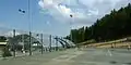 Piscine et un des terrains de tennis.