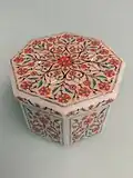 Bel exemple de boîte contemporaine incrusté de 5604 pierres semi-précieuses. Techniques similaires à celles utilisées pour le Taj Mahal (Agra).