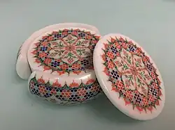 19 444 pierres semi-précieuses ont été employées pour créer cet objet - Art contemporain (Agra).