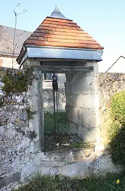 Ancien puits public à Parcy.