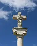 Sculpture da la Vierge à l'enfant dégradée, datée de 1619 sur une croix de carrefour à Pargny-sous-Mureau, Vosges.