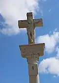 Sculpture du Christ sur la face avant de la croix.