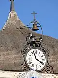 Toit et horloge.