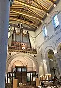 La nef et l'orgue de tribune.