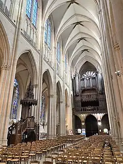 La nef côté chaire et tribune d'orgue.