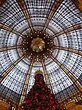 Détail de l'architecture de la coupole des Galeries Lafayette situées boulevard Haussmann à Paris.