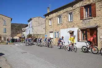 Luke Plapp portant le maillot jaune de leader.