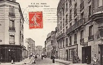 L'entrée de la station, peu de temps après son ouverture.