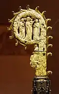 Crosse en ivoire, Vierge à l'Enfant encadrée de deux anges, vers 1300.