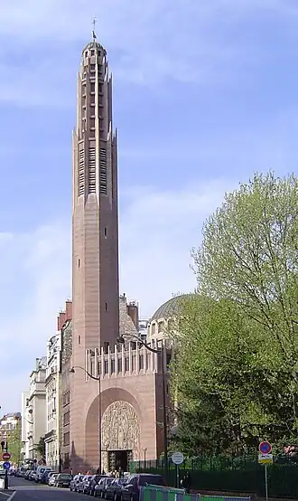 L'église vue depuis l'avenue Stéphane-Mallarmé.