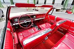 Intérieur d'une voiture décapotable en cuir rouge.