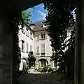 La cour.