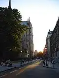 La rue vue vers l'ouest.
