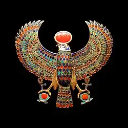 Pectoral de Toutânkhamon au faucon portant le disque solaire. Or et gemmes