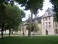 Une des quatre portes de la cour carrée.