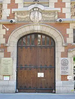 Portes d'entrée de « La catho » au no 21 de la rue d'Assas.