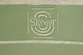 Le logo du Sénat sur le dossier des chaises.