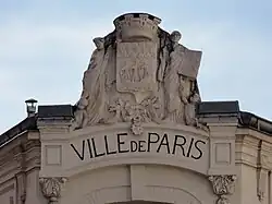 Blason de la ville de Paris sur la facade du poste de police.