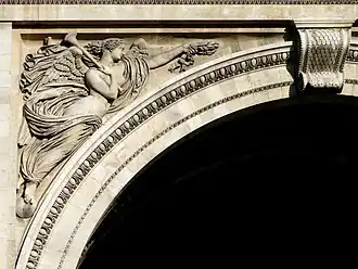 Une Renommée tenant une trompette (façade nord, écoinçon gauche).