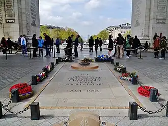 Sous l'Arc se trouve la dalle de la tombe du Soldat inconnu.