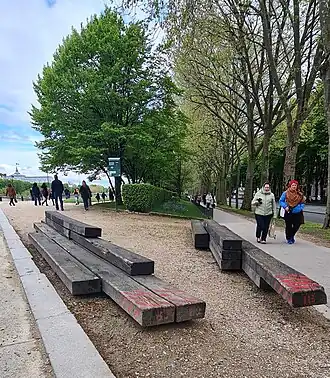 Les bancs Mikado, également critiqués (avril 2023).