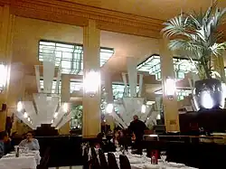Salle de restaurant et miroirs muraux (2012).