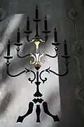 Menorah sur la porte en fonte d'une tombe, cimetière du Montparnasse, Paris.