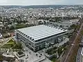 L'extérieur du court et le toit rétractable après la rénovation.