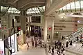 À gauche : débouché de la rue du Cinéma (ex-Grande Galerie) (2012).
