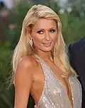 Gottmik remporte le Snatch Game de la treizième saison avec son imitation de Paris Hilton.